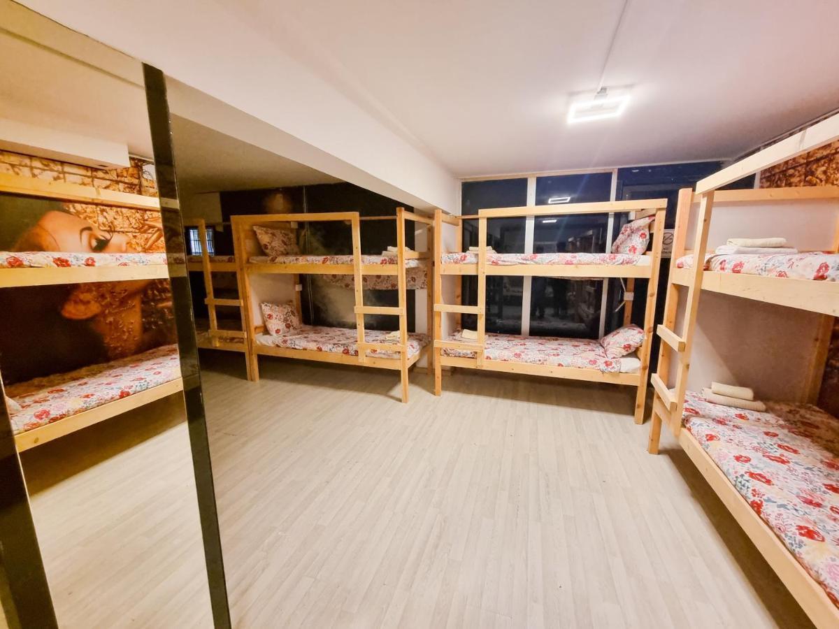 Unique City Hostel 100 Meters From Beach Larnaca Ngoại thất bức ảnh